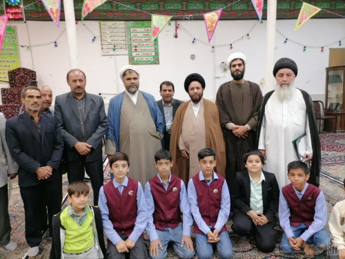 فعالیت نوجوانان خادمیار نماز با لباس متحدالشکل در مسجد حضرت ولی‌عصر(عج) تربت حیدریه